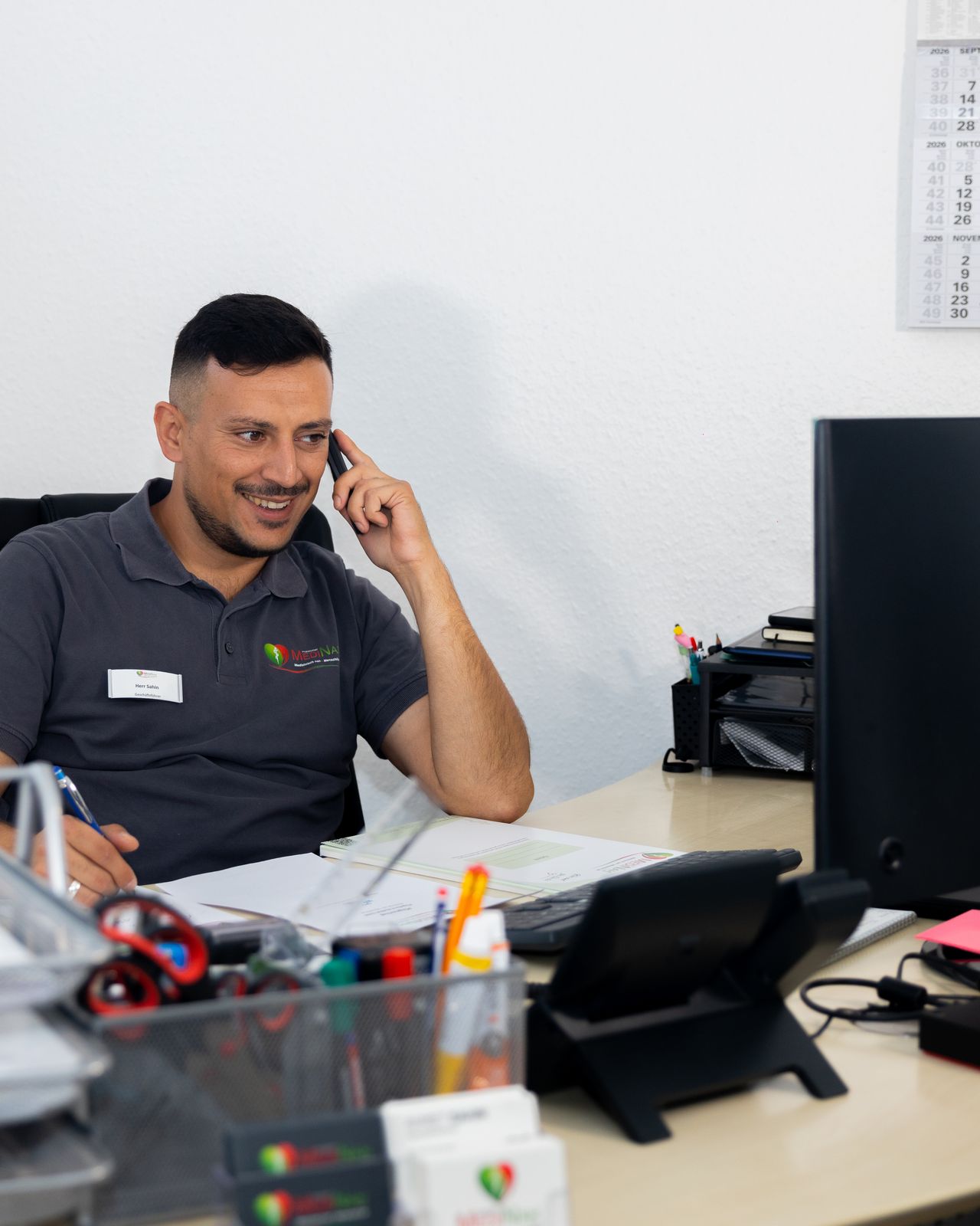 Mitarbeiter im Büro von MediNah am Telefon