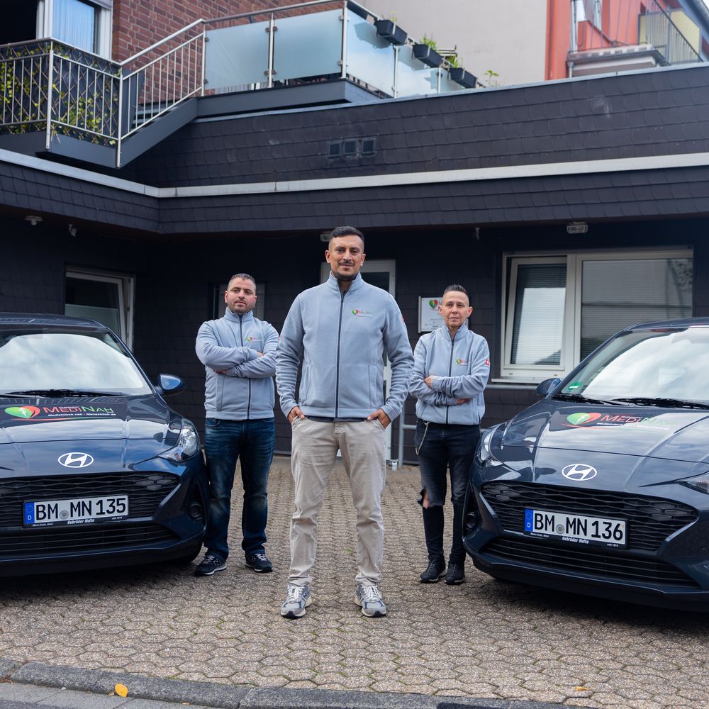 Das Team vor dem Büro in Bergheim