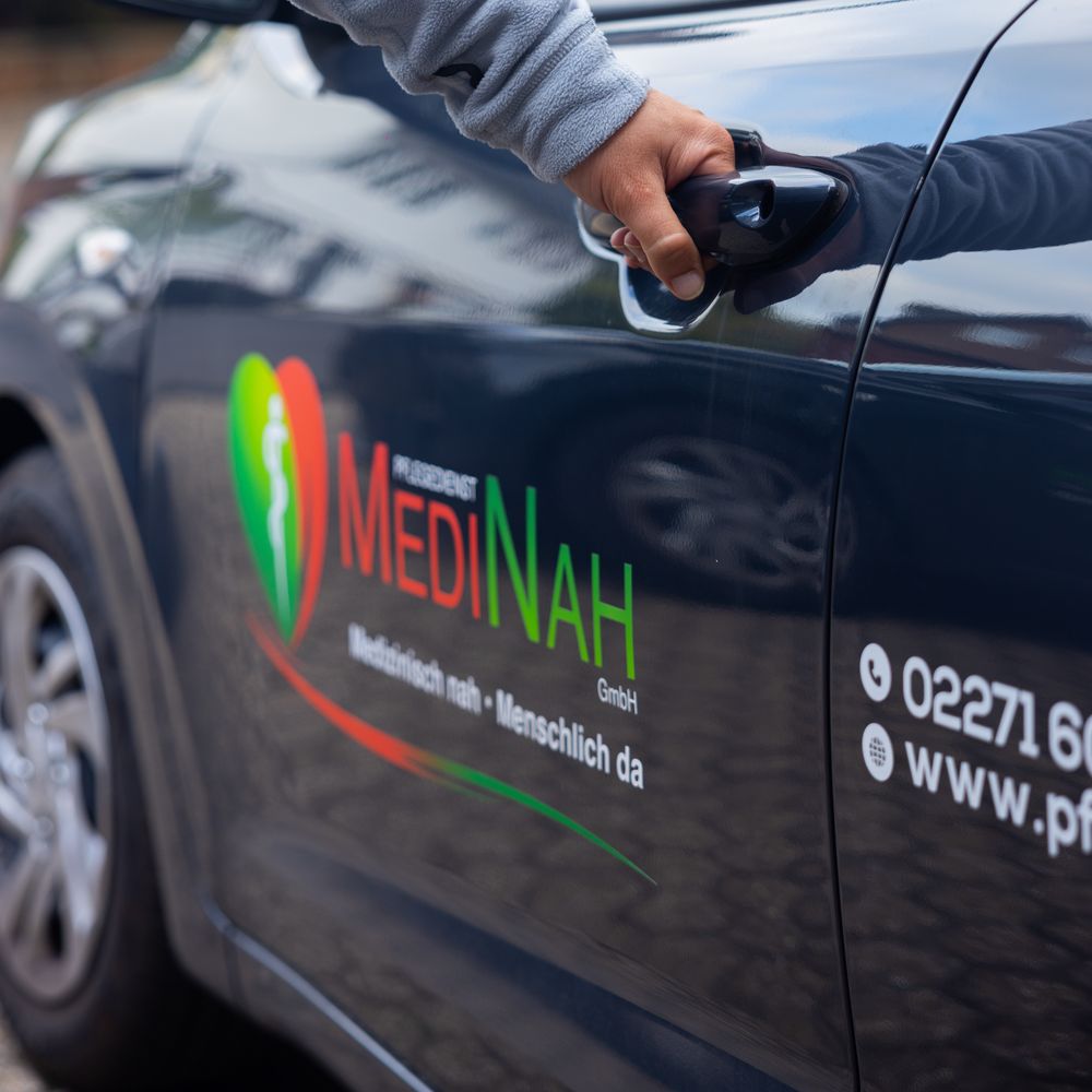 Firmenwagen mit Logo und Telefonnummer
