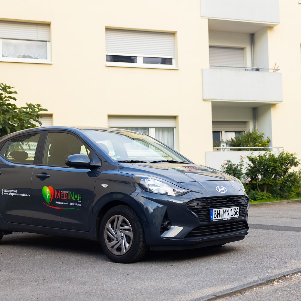 Firmenwagen vor einem Wohnhaus