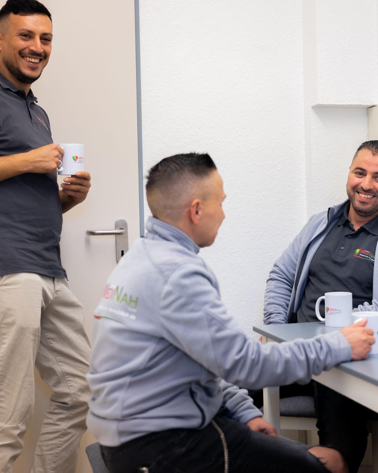 Das MediNah-Team im Gespräch bei einer Tasse Kaffee